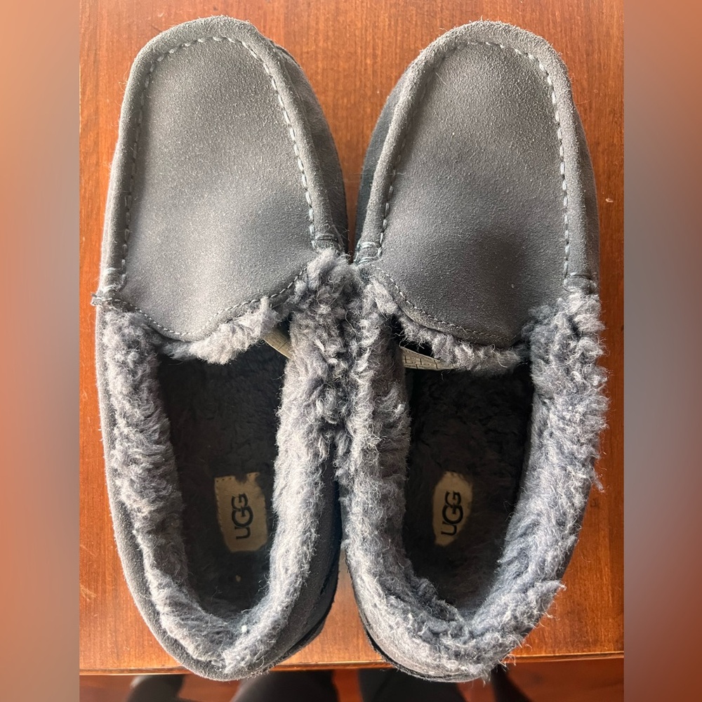 UGG Ascot Slipper size 5
